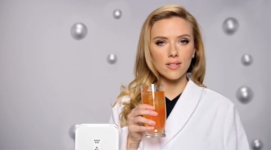 Scarlett Johansson protagoniza polémico comercial para el Super Bowl