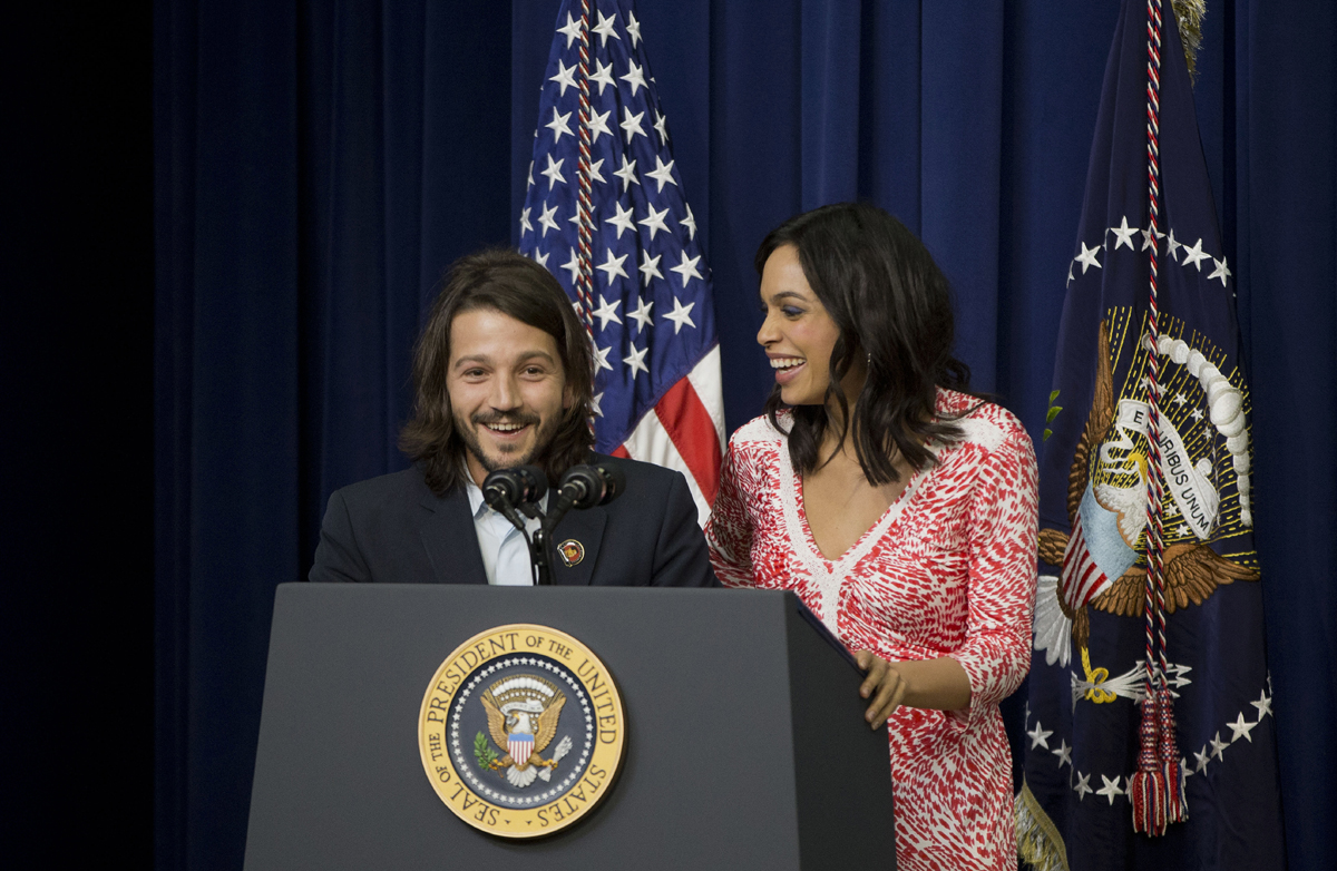 Diego Luna presentó ante Obama su cinta sobre César Chávez