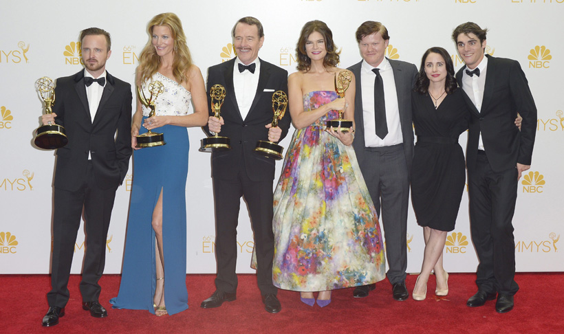 Azul y rojo dominaron en la alfombra de los Emmy