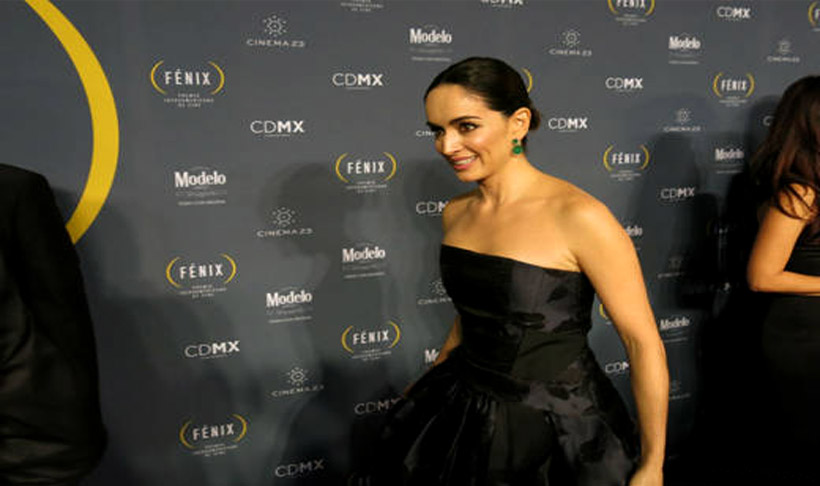 Elegancia dominó alfombra de Premios Fénix