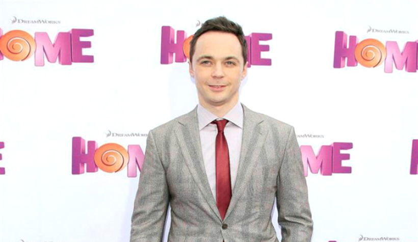 La comedia permite lidiar con verdades incómodas, según Jim Parsons