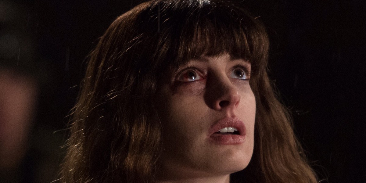 Anne Hathaway es una gigante destructora en «Colossal»