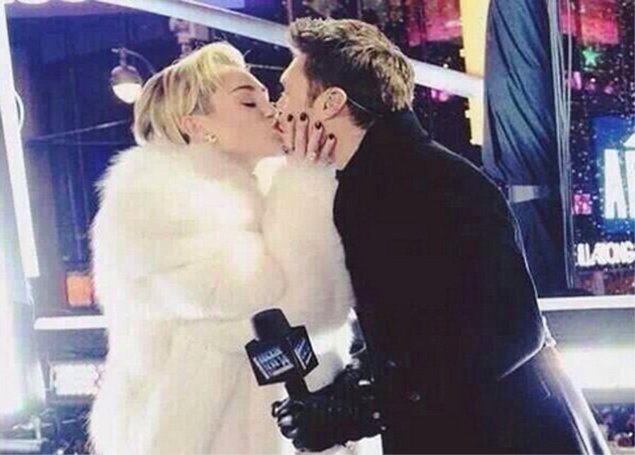Miley Cyrus besó al presentador Ryan Seacrest en fiesta de Año Nuevo