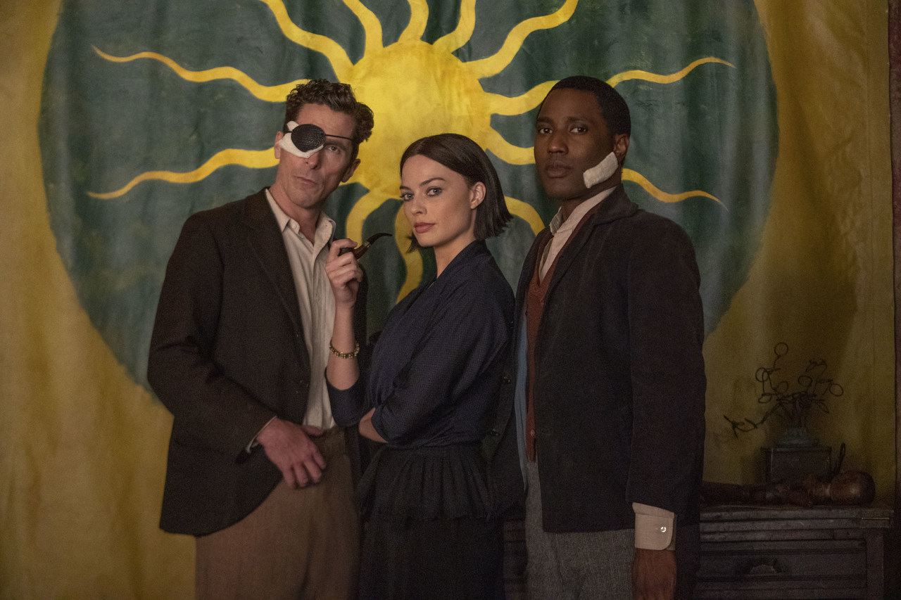 msterdam: superestrellas dan vida a la historia de tres amigos y un crimen